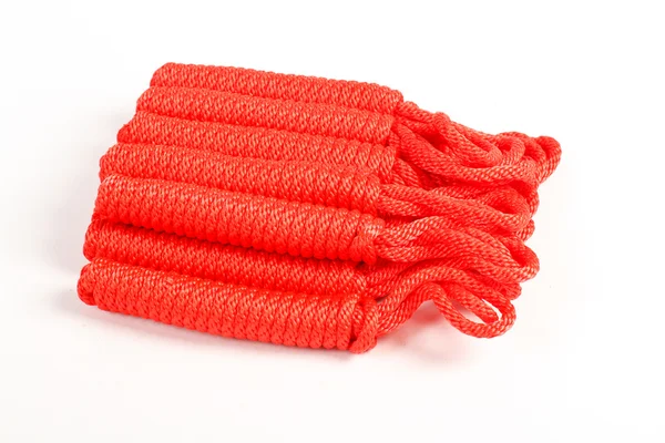 Красная альпинистская верёвка на белом фоне — стоковое фото