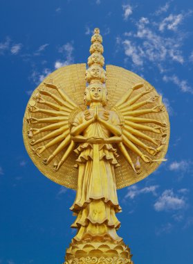Guan yin mavi gökyüzü üzerinde on bin elleriyle