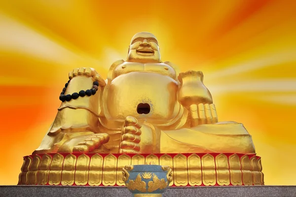 Статуя Будды в китайском храме на золотом фоне . — стоковое фото