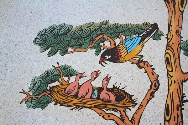 This bird feeding painting on a wall in Chinese temple — Stock Photo, Image