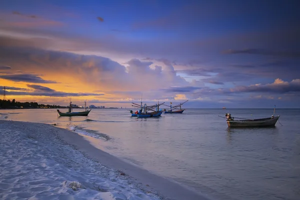 Barco de pesca na praia huahin, Tailândia — Fotografia de Stock