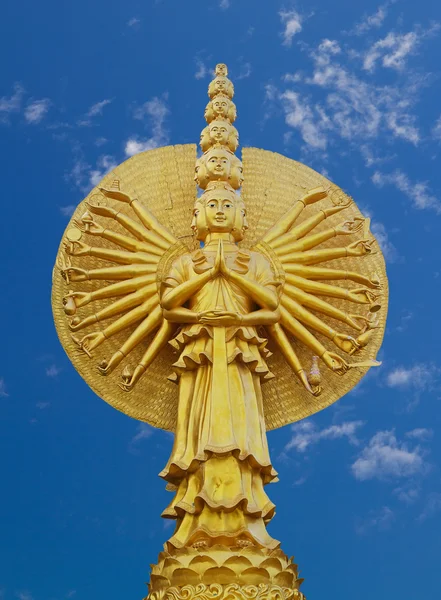 Guan Yin avec dix mille mains sur le ciel bleu — Photo