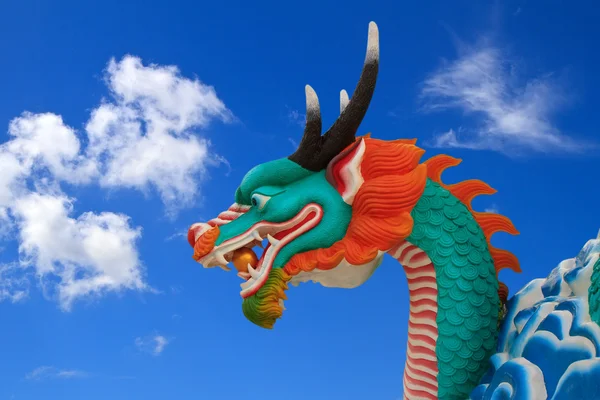 Статуя дракона на белом поле — стоковое фото