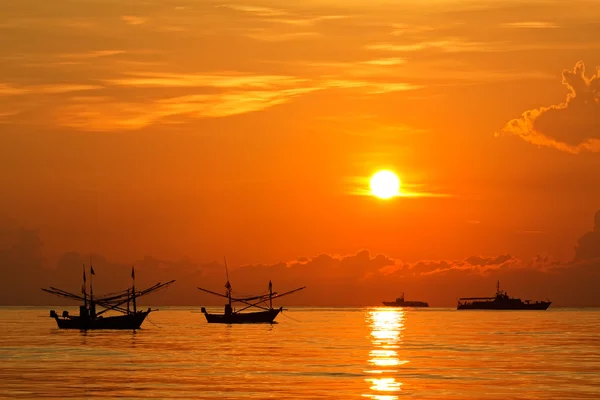 Barco de pesca nascer do sol, Huahin Tailândia — Fotografia de Stock