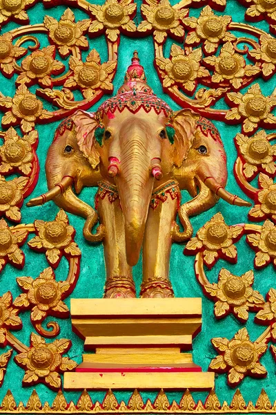 A templom ajtaját thai elefánt szobrok. Jogdíjmentes Stock Fotók
