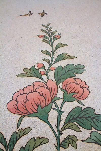Pinturas de flores en una pared en el templo chino Imágenes De Stock Sin Royalties Gratis
