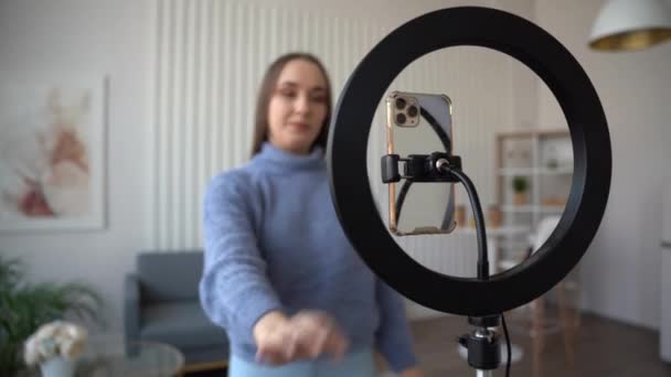 Дівчина Підліток Танцює Вдома Роблячи Відео Соціальних Медіа Популярний Танець — стокове відео