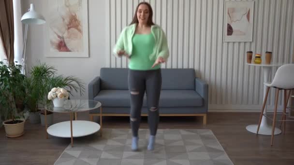 Дівчина Танцює Вітальні Запис Відеозапису Соціальних Мереж Вдома — стокове відео