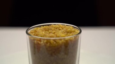 Pikapta dönen bardaktaki Bulgur. Sağlıklı beslenme. Vejetaryenler için bir diyet. Tahıllar. Vücuda yararları ve zararları.