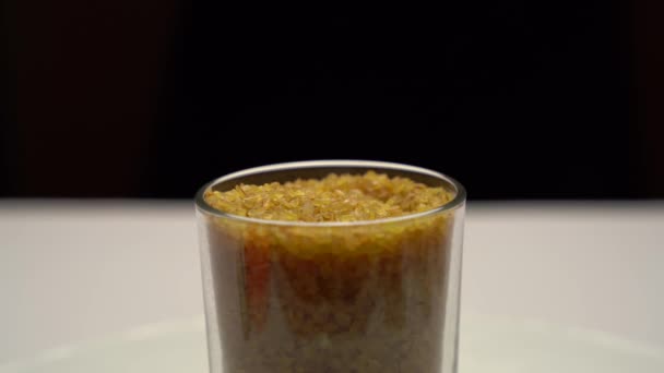 Gros Plan Grains Bulgur Dans Bécher Verre Main Homme Laisse — Video