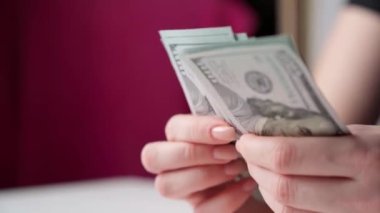 Kadın dolar sayıyor. Vergi ödemek için para sayıyor. Aylık ev giderlerini karşılamak için para saymak.