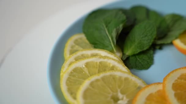 将柑橘类水果切割成薄片放在盘子里的特写 健康食品概念 维生素C的来源 图库视频