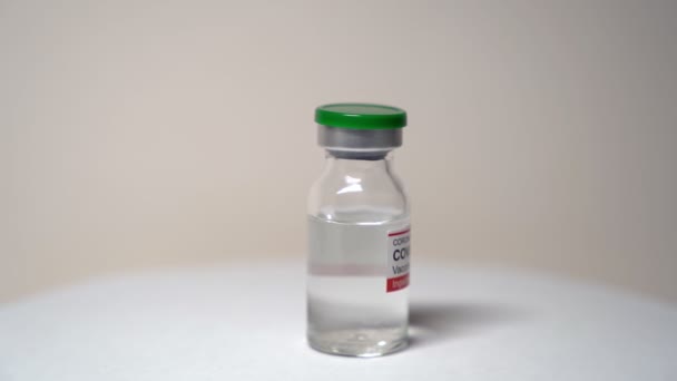 装有液体的玻璃瓶在转盘上旋转 Covid 19疫苗 防止新的柯氏病毒感染菌株 接种疫苗作为对病毒的保护 免版税图库视频片段