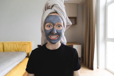 Şaşırmış kadın evde güzellik rutini yapıyor.