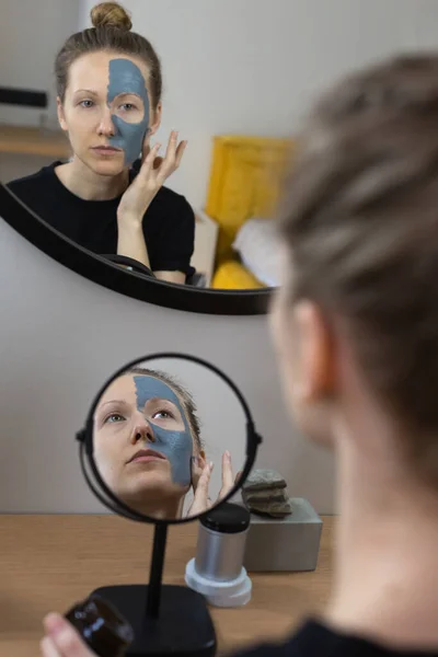 Foto over schouder van vrouw doen schoonheid behandeling routine — Stockfoto