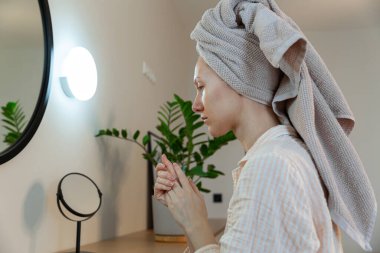 Makyaj masasındaki kız.