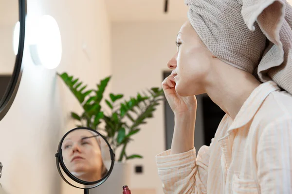 Mujer Aplicando Rímel — Foto de Stock