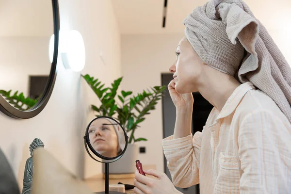 Mujer Aplicando Rímel — Foto de Stock