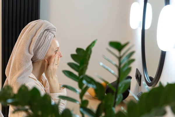 Chica en la mesa de maquillaje — Foto de Stock