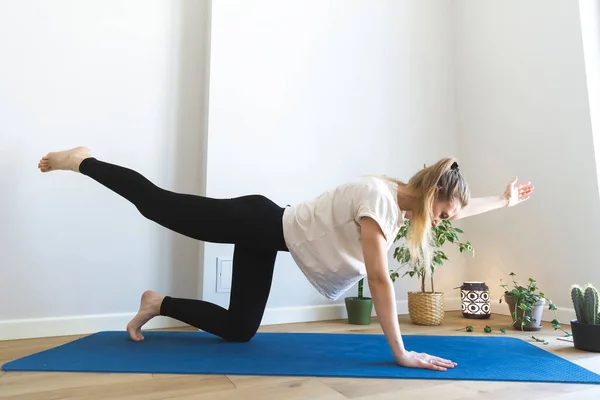 Mujer está haciendo pilates — Foto de Stock