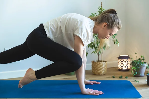 Mujer está haciendo pilates — Foto de Stock