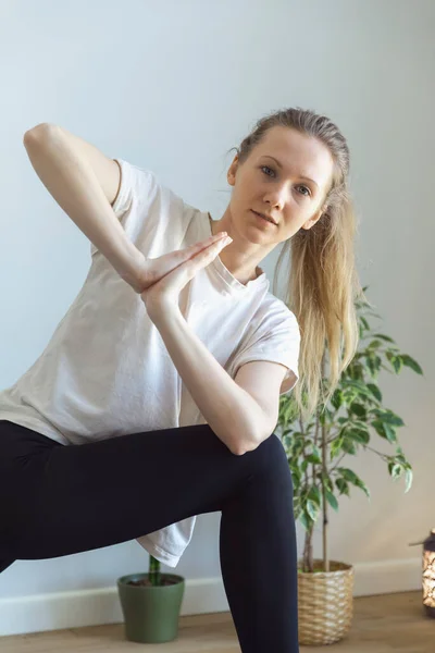 Mujer haciendo pecho torsión pose — Foto de Stock