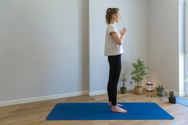 Mujer joven meditando — Foto de Stock