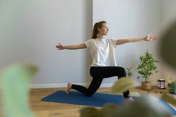 Mujer haciendo pecho torsión pose — Foto de Stock