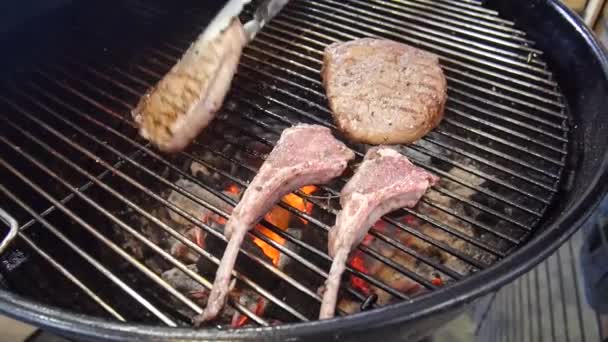 Stück Köstlich Aussehendes Steak Vom Grill — Stockvideo