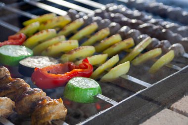 Fırında sebze ve etle ızgara.