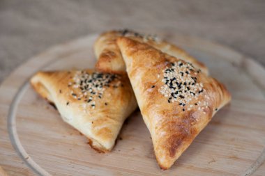 Puf böreği etli börek