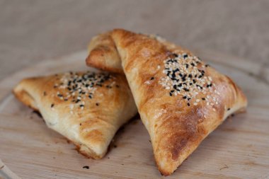 Puf böreği etli börek