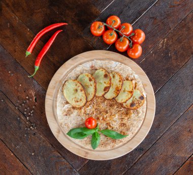 Pide ekmeğinde servis edilen fırında patates