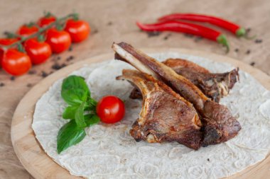 Kızarmış kuzu fileto ızgarada