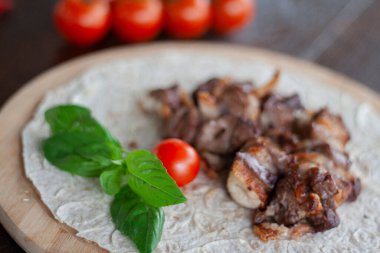 Kızarmış kuzu eti, sebzeli kuzu kebabı.