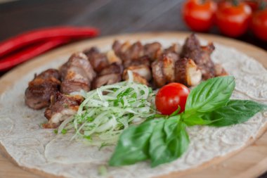 Kızarmış kuzu eti, sebzeli kuzu kebabı.