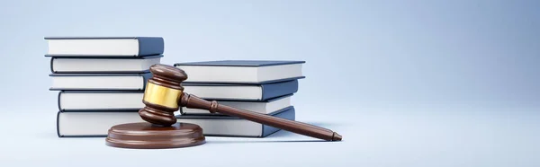 Richter Gavel Vor Stapeln Von Büchern Auf Blauem Hintergrund Mit — Stockfoto