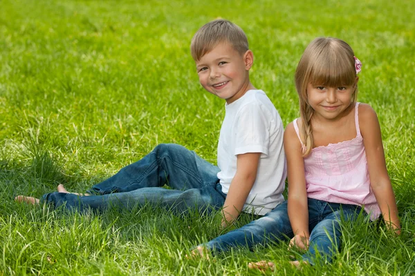 Veel plezier samen op het gras — Stockfoto