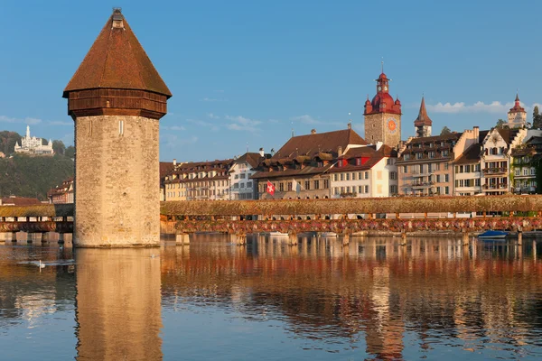 Kapel bridge en watertoren in luzern — Stockfoto