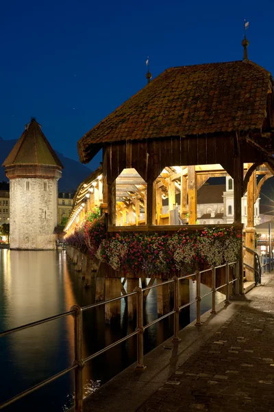 Luzern gece Chapel Köprüsü — Stok fotoğraf