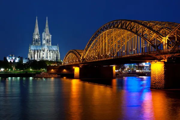 Keulen over de Rijn bij nacht — Stockfoto