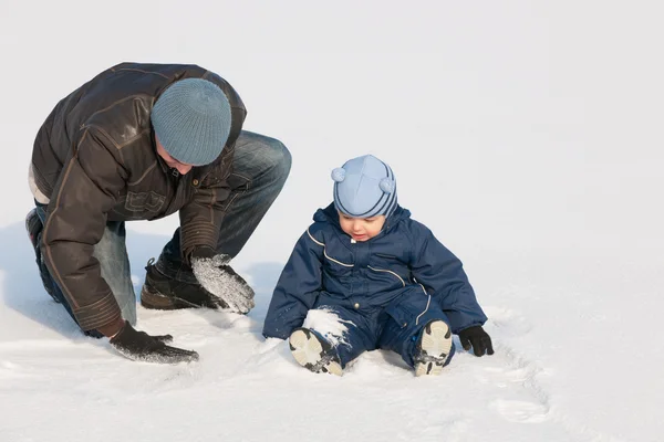 Discovering snow with dad — Stock Photo, Image