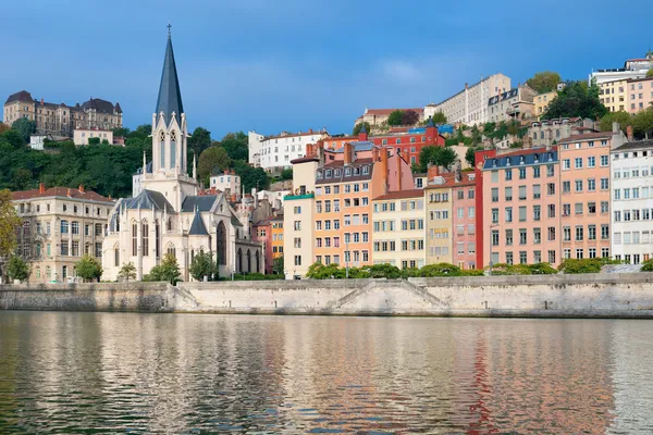 Casas coloridas en el terraplén de Lyon —  Fotos de Stock