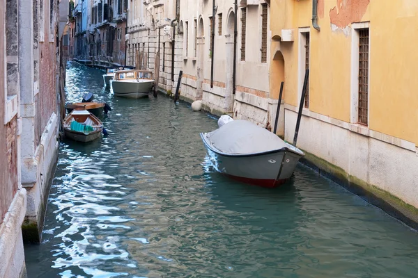 Båt i kanal i Venedig — Stockfoto