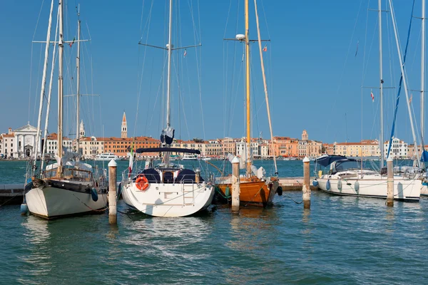 Båtar vid bryggan i Venedig — Stockfoto