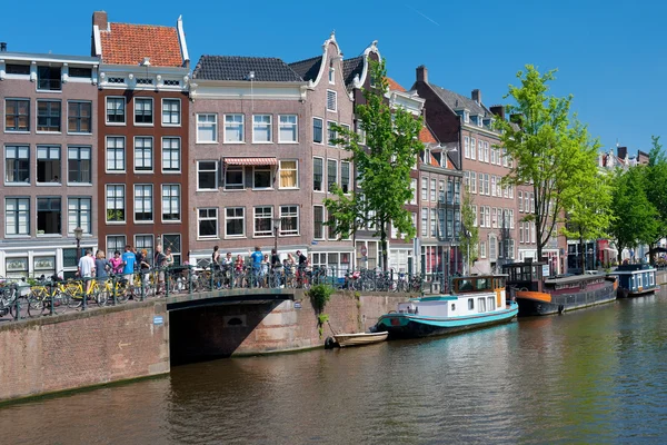 Historic houses along the Amsterdam canal — Stock Photo, Image