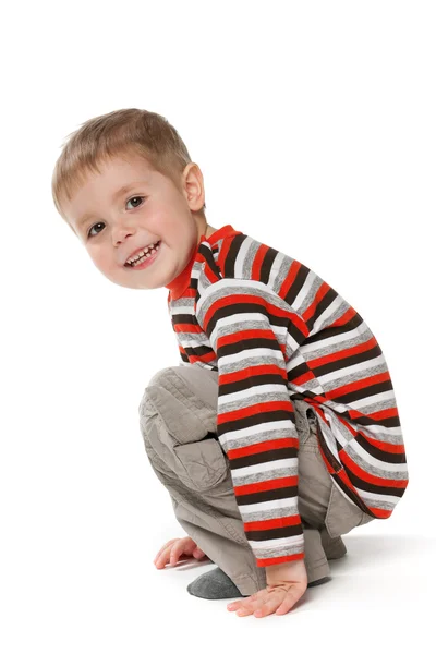 Çizgili gömlekli neşeli küçük çocuk — Stok fotoğraf