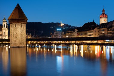 Luzern gece Chapel Köprüsü