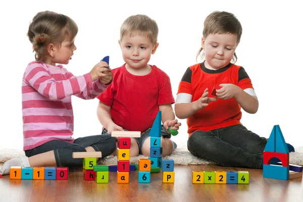 Kinderen spelen samen op de verdieping — Stockfoto