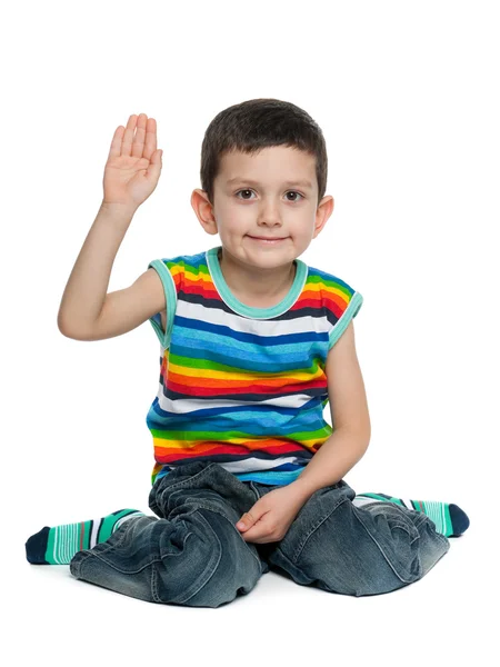 Lächelnder kleiner Junge hält seine Hand hoch — Stockfoto